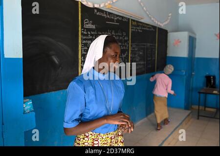 NIGER, Maradi, chiesa cattolica, progetti sociali, scuola Zaria SJC, la sorella dell'Ordine africano insegna la lingua francese / soziale Projekte der katholischen Kirche, Zaria SJC Schule Foto Stock