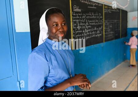 NIGER, Maradi, chiesa cattolica, progetti sociali, scuola Zaria SJC, la sorella dell'Ordine africano insegna la lingua francese / soziale Projekte der katholischen Kirche, Zaria SJC Schule Foto Stock