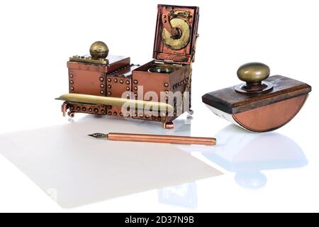 Primo piano dell'inchiostro di rame e della penna a su sfondo bianco. Foto Stock