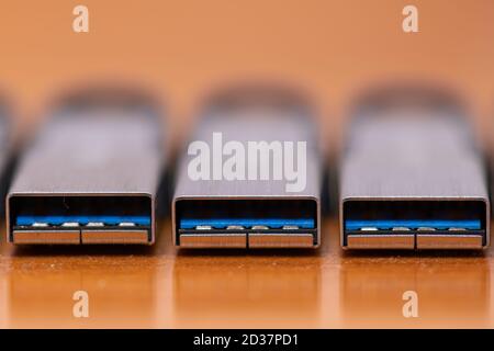 Macro di una fila di memory stick USB Foto Stock