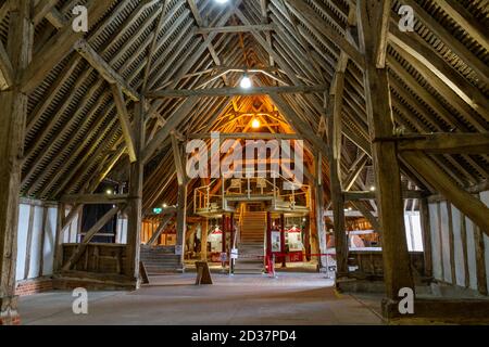 Vista generale all'interno del granaio, Cessing Temple Barns, un antico monumento situato tra Witham e Braintree in Essex, Regno Unito. Foto Stock