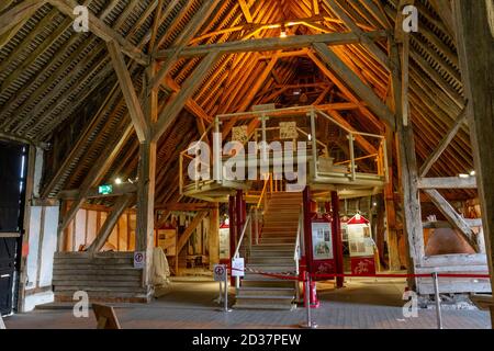 Vista generale all'interno del granaio, Cessing Temple Barns, un antico monumento situato tra Witham e Braintree in Essex, Regno Unito. Foto Stock