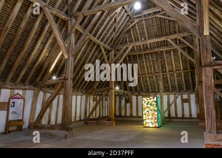 Vista generale all'interno del granaio, Cessing Temple Barns, un antico monumento situato tra Witham e Braintree in Essex, Regno Unito. Foto Stock