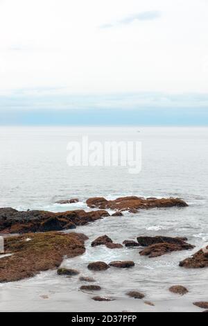 Rocce a Sandy Bay, Rockport, Massachusetts, al largo della punta di Bearskin Neck. Foto Stock