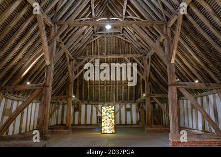 Vista generale all'interno del granaio, Cessing Temple Barns, un antico monumento situato tra Witham e Braintree in Essex, Regno Unito. Foto Stock