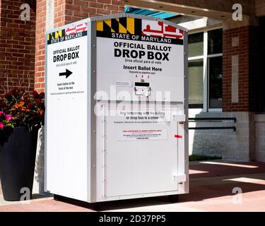 Bethesda, MD, USA. 7 Ott 2020. 7 ottobre 2020 - Bethesda, MD, Stati Uniti: Il ballottaggio drop box di fronte alla Walt Whitman High School. Credit: Michael Brochstein/ZUMA Wire/Alamy Live News Foto Stock