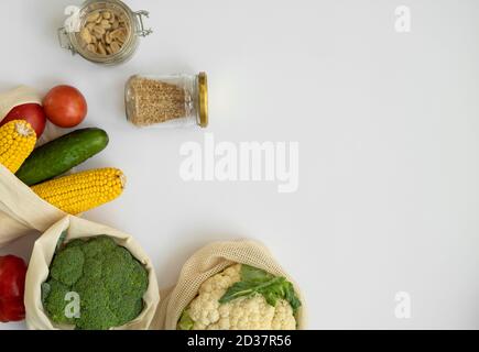 Verdure in sacchetto ecologico su superficie bianca con uno spazio per la copia. Pepe, pomodoro, mais, cetriolo, broccoli, cavolfiore in shopping riutilizzabile eco-friendly Foto Stock