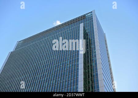 Londra, Regno Unito - 03 febbraio 2019: Guardando su vetro e acciaio '10 Upper Bank Street' grattacielo a Canary Wharf. E' uno degli edifici piu' alti Foto Stock