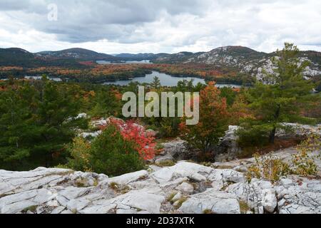 La vista del lago Killarney e delle montagne Quartzite la Cloche dalla cima del sentiero escursionistico Crack, Killarney Provincial Park, Ontario, Canada. Foto Stock