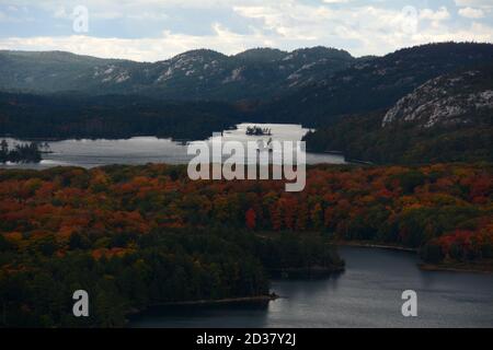 La vista del lago Killarney e delle montagne Quartzite la Cloche dalla cima del sentiero escursionistico Crack, Killarney Provincial Park, Ontario, Canada. Foto Stock