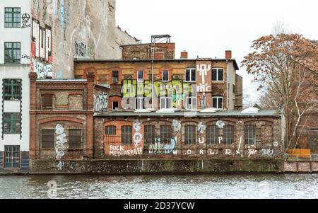 Vecchio edificio di fronte al fiume Sprea Foto Stock
