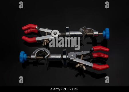 Supporto morsetto. Attrezzature da laboratorio. Morsetto del condensatore, utilizzato per trattenere il condensatore a camme utilizzato per distillare una soluzione. Utilizzato in laboratorio scientifico e chem Foto Stock