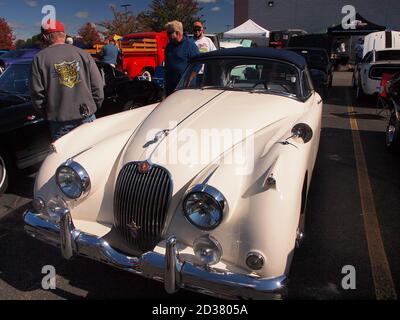 Una Jaguar XK-150 splendidamente restaurata in occasione di una mostra locale di auto e camion del New Jersey durante la pandemia del Covid-19. Centinaia di veicoli sono stati esposti. Foto Stock