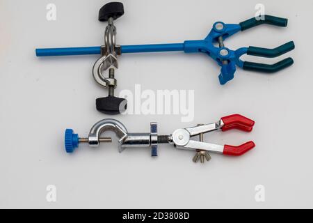 Supporto morsetto. Attrezzature da laboratorio. Morsetto del condensatore, utilizzato per trattenere il condensatore a camme utilizzato per distillare una soluzione. Utilizzato in laboratorio scientifico e chem Foto Stock