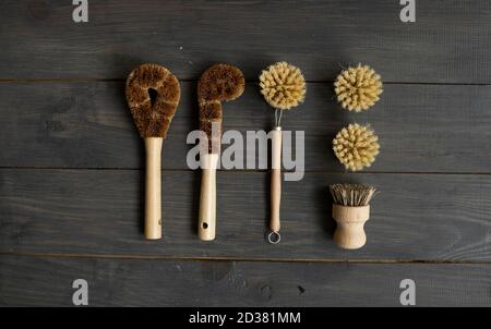 Set di spazzole per la pulizia ecologica della casa, per il lavaggio di piatti e superfici senza prodotti chimici e plastica. Concetto di pulizia della cucina a zero rifiuti. Eco-friendly Foto Stock