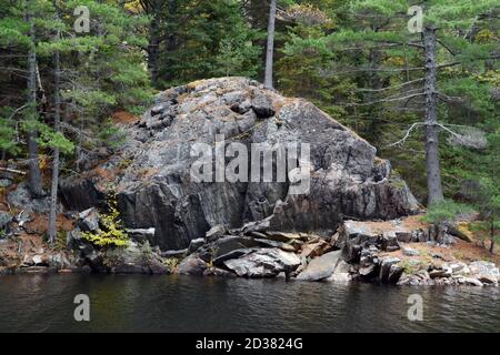 Un grande masso su un lago al Point Grondine Park, di proprietà e gestito dalle prime Nazioni di Odawa e Amikwa, vicino a Killarney, Ontario, Canada. Foto Stock