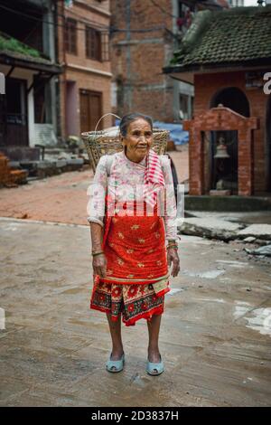 Dalit donna che lavora in un villaggio vicino a Kathmandu, Nepal. Foto Stock