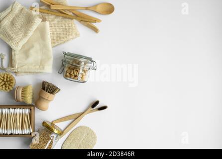 Kit di scarico zero. Set di posate in bambù eco-compatibili e spazzolini per la pulizia, sacchetti di cotone a rete, vasetti in vetro, loofah e scatola di tamponi di cotone. Naturale e. Foto Stock