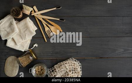 Kit di scarico zero. Set di posate di bambù eco-friendly e spazzolini per la pulizia, sacchetti di cotone a rete, vasi di vetro, spazzolini da denti in loofah e bambù. Naturale e. Foto Stock