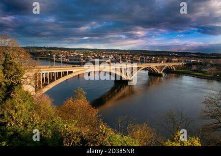 Il Royal Tweed Bridge o più comunemente conosciuto come il New Bridge aperto nel 1928 dal Principe di Galles il futuro Re Edoardo VIII, Berwick Upon Tweed Foto Stock