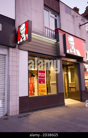 Il ristorante fast food KFC è stato aperto per il take away durante la pandemia di Coronavirus, Londra, Inghilterra Foto Stock
