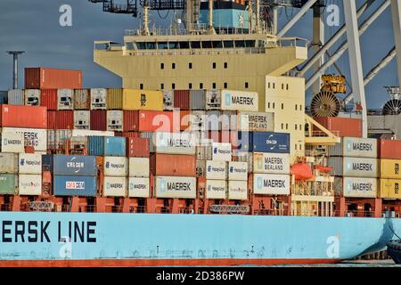 AUCKLAND, NUOVA ZELANDA - Mar 01, 2019: Auckland / Nuova Zelanda - Marzo 13 2019: Orivia Maersk nave container attraccata con l'aiuto di rimorchiatore a Auckl Foto Stock