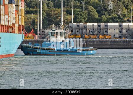 AUCKLAND, NUOVA ZELANDA - Mar 01, 2019: Auckland / Nuova Zelanda - Marzo 13 2019: Orivia Maersk nave container attraccata con l'aiuto di rimorchiatore a Auckl Foto Stock