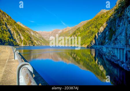 Diga Sambuco con Reflection e montagna con cielo blu in Ticino, Svizzera. Foto Stock