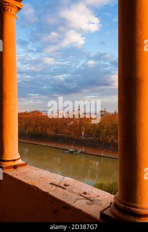 Vista autunnale del centro storico di Roma con il fiume Tevere La vecchia finestra di Castel Sant'Angelo al tramonto Foto Stock