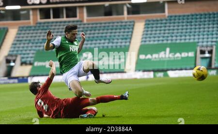 Easter Road Stadium Edimburgo. Scotland.UK .7th-Oct-20 Hibernian vs Brora Rangers Betfred Cup Match. Hibernian Lewis Stevenson Rides Tackle from John Pickles contro Brora Rangers Credit: eric mcowat/Alamy Live News Foto Stock