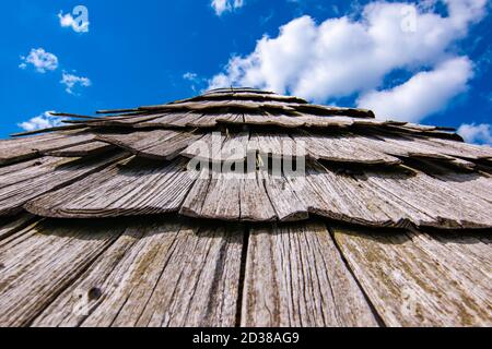 Vecchio tetto di tegole di legno sul pozzo nelle montagne slovene Foto Stock