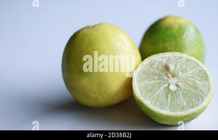 Lime (agrumi) su sfondo bianco. Foto Stock
