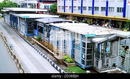 Giacarta, Indonesia - 22 gennaio 2020: Glodok TransJakarta Shelter (fermata dell'autobus) su Jalan Gajah Mada. Foto Stock