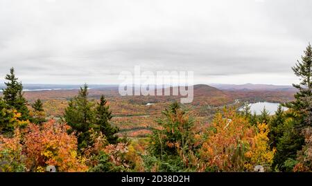 Vista autunnale nel parco nazionale di Mont-Orford, Canada Foto Stock