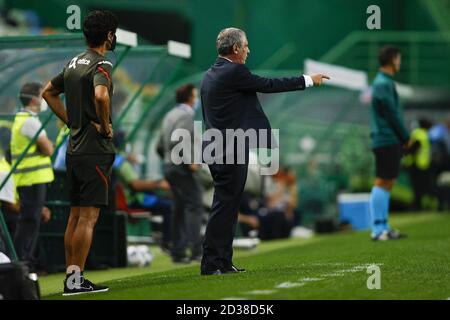 Lisbona, Portogallo. 7 Ott 2020. Fernando Santos, il capo allenatore del Portogallo, gesti durante una partita di calcio tra Portogallo e Spagna allo stadio Alvalade di Lisbona, Portogallo, 7 ottobre 2020. Credit: Pedro Feuza/Xinhua/Alamy Live News Foto Stock