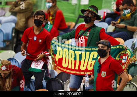 Lisbona, Portogallo. 7 Ott 2020. Tifosi portoghesi che indossano maschere di protezione durante una partita di calcio tra Portogallo e Spagna allo stadio Alvalade di Lisbona, Portogallo, 7 ottobre 2020. Credit: Pedro Feuza/Xinhua/Alamy Live News Foto Stock