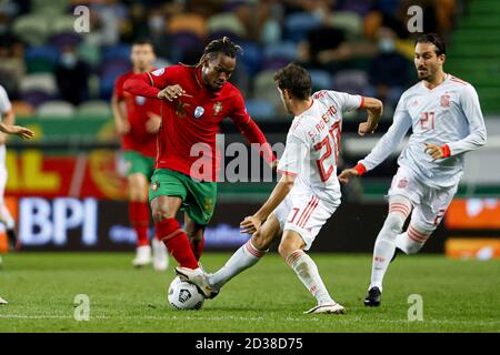 Lisbona, Portogallo. 7 Ott 2020. Renato Sanches (L) del Portogallo vies con Sergi Roberto della Spagna durante una partita di calcio tra Portogallo e Spagna allo stadio Alvalade di Lisbona, Portogallo, 7 ottobre 2020. Credit: Pedro Feuza/Xinhua/Alamy Live News Foto Stock