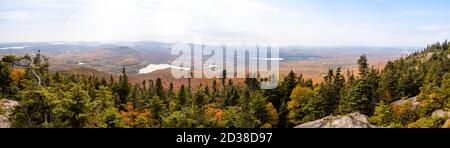 Vista autunnale nel parco nazionale di Mont-Orford, Canada Foto Stock