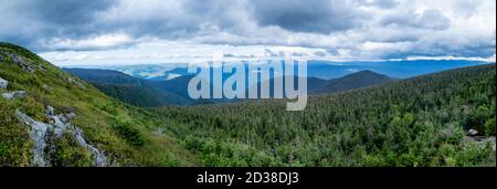 Vista panoramica dalla cima del Mont-Albert nel parco nazionale Gaspesia, Canada Foto Stock