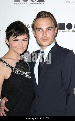 Ginnifer Goodwin e JOEY KERN al MOCA LOS ANGELES BENEFIT GALA. PRESENTA L'EVENTO DEL MUSEO DELL'ARTISTA. DOWNTOWN LOS ANGELES CA USA 13 NOVEMBRE 2010 Foto Stock