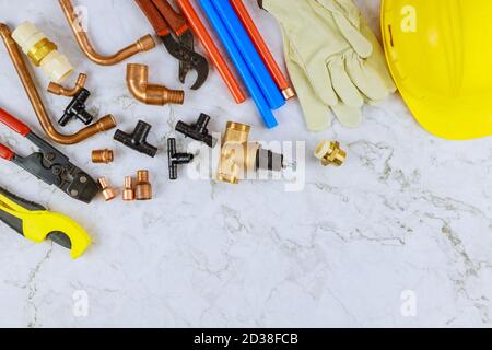 Kit di alimentazione acqua per utensili professionali per idraulici per il taglio di tubi in polipropilene, angoli in plastica, chiave, guanti da lavoro Foto Stock