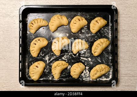Torte dolci di pasta di lievito, semilavorati crudi. Foto Stock