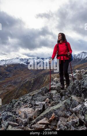 Girl Backpacking lungo Scenic Escursionismo Trail Foto Stock