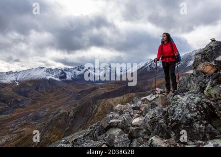 Girl Backpacking lungo Scenic Escursionismo Trail Foto Stock