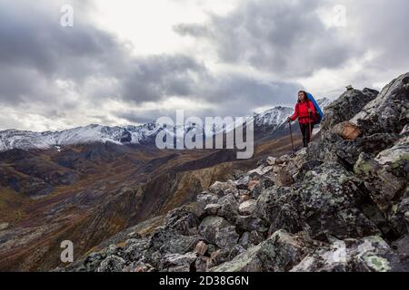 Girl Backpacking lungo Scenic Escursionismo Trail Foto Stock