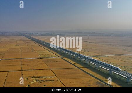 Pechino, provincia cinese di Jilin. 30 settembre 2020. La foto aerea mostra un treno ad alta velocità che corre sui campi della città di Gongzhuling, nella provincia di Jilin della Cina nordorientale, il 30 settembre 2020. Credit: Zhang Nan/Xinhua/Alamy Live News Foto Stock