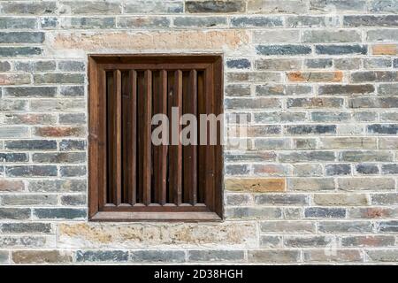 Retrò finestre a griglia in legno sulla parete in muratura Foto Stock