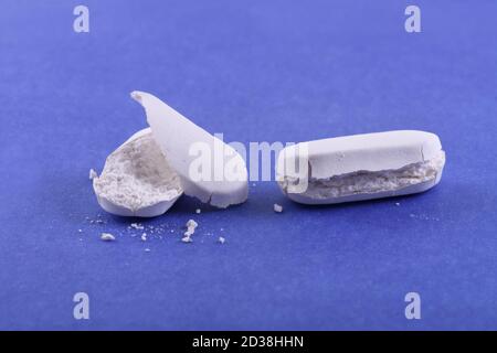 Tablet scaduti su sfondo blu Foto Stock