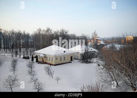 Edifici storici ricoperti di neve a Dmitrov, Russia, con il nuovo skyline urbano sullo sfondo Foto Stock