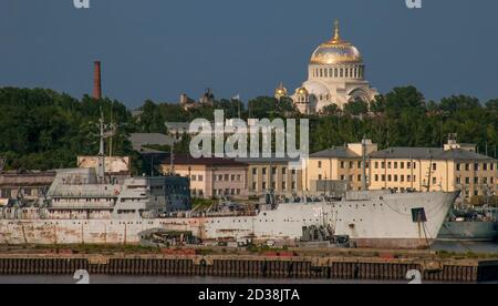 La cupola della Cattedrale Navale di San Nicola domina lo skyline di Petrovsiy Dok a San Pietroburgo, Russia Foto Stock